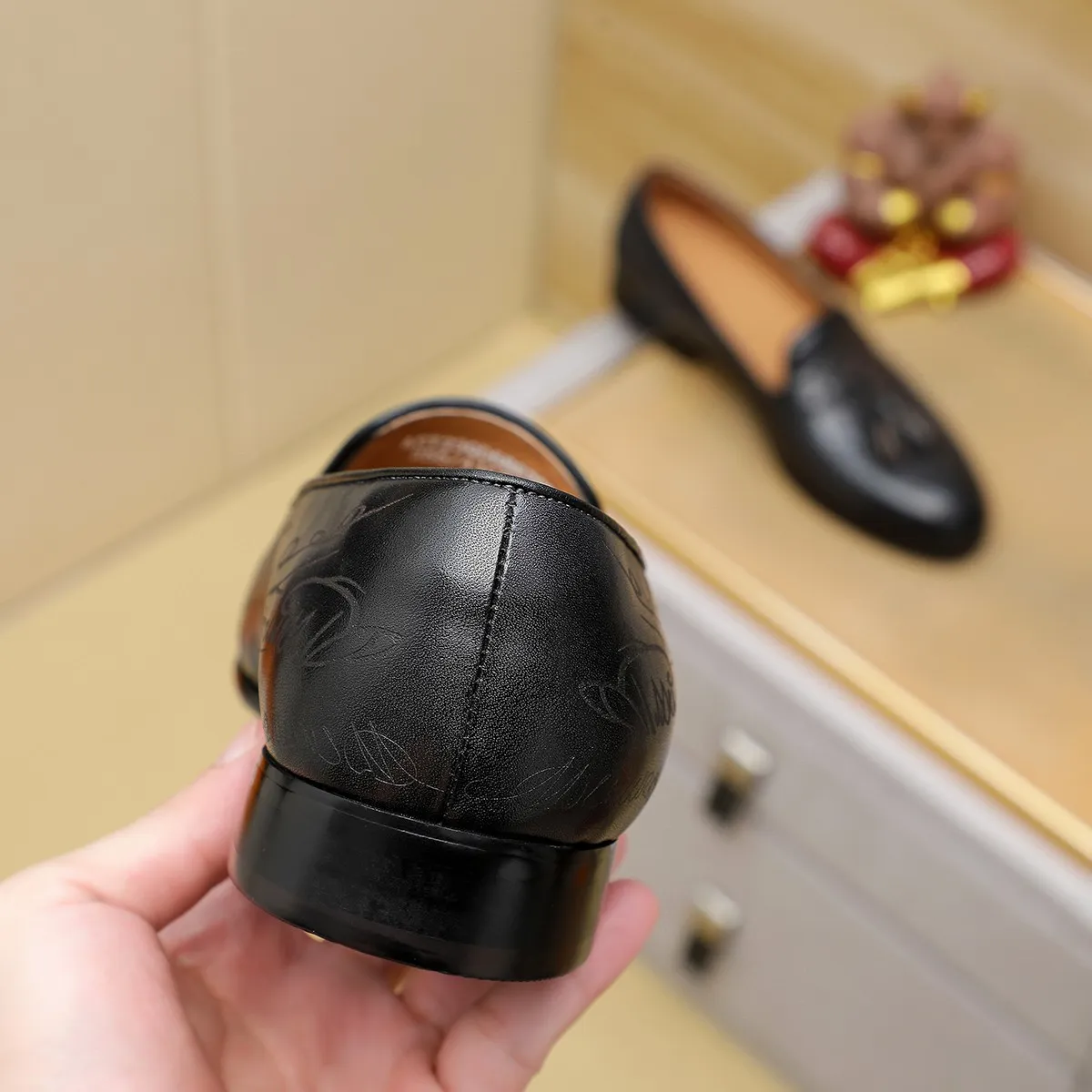 Men's shoes 💰560 💰 Louis Vuitton LV ® Autumn and Winter 🆕 models 🔛Full shoe counter First layer cowhide, 🐂Leather lined casual shoes for men, super soft outsole, a must-have for driving. Counter synchronization Original first layer cowhide Completely 1:1 mold customization 🌹Top version, 2 colors available! Number: 38-45 (37.46. Customized)